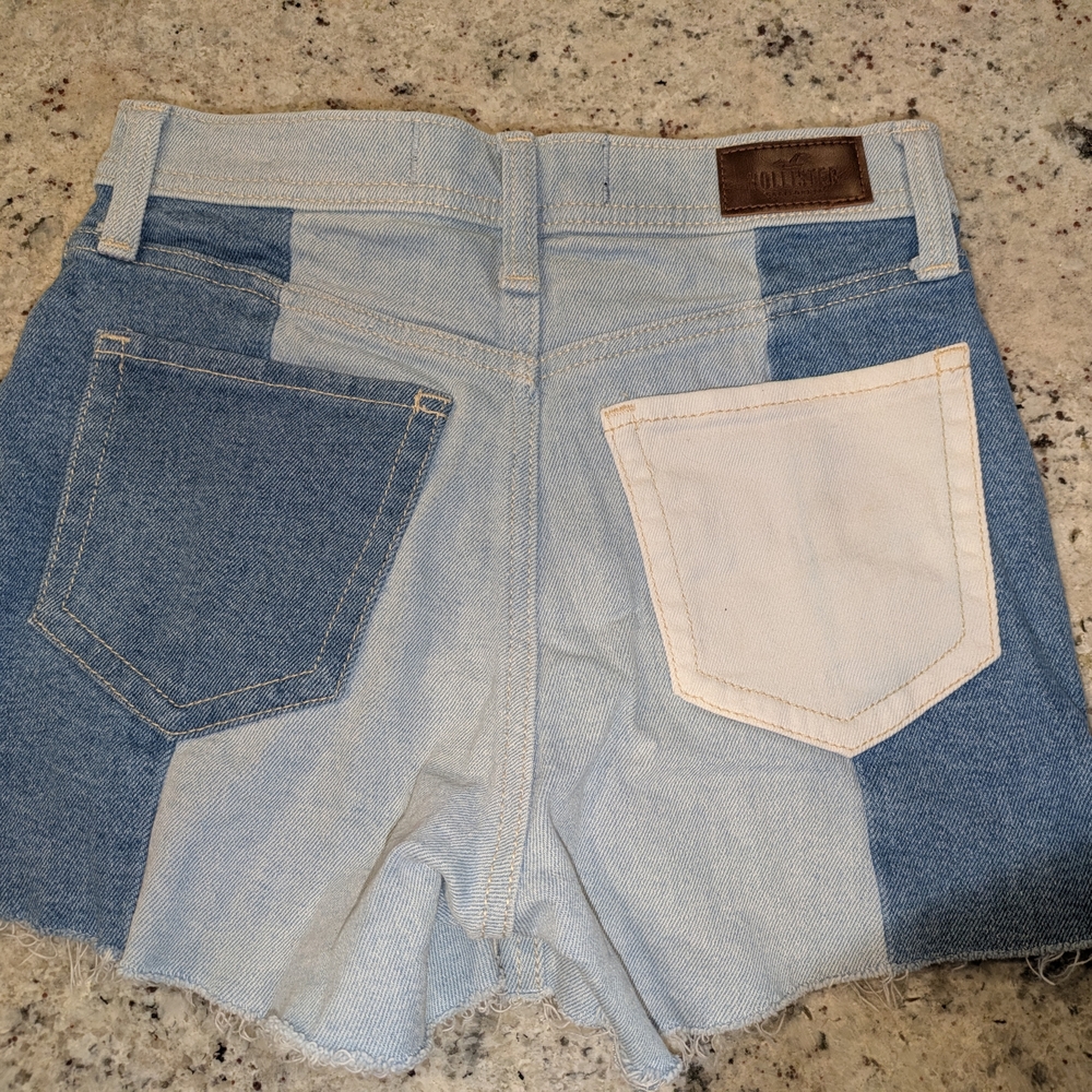 Hollister Ultra High-Rise Mom patchwork denim shorts with a button fly and fraye - Picture 2 of 9